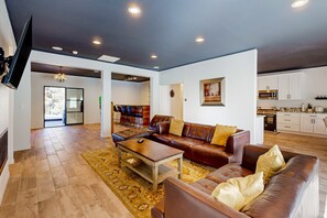 ชาเลท์, หลายเตียง, ใช้สระว่ายน้ำได้, วิวภูเขา (VC603) | บริเวณนั่งเล่น | เตาผิง