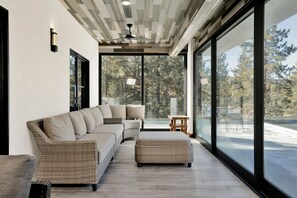 Chalet, Multiple Beds, Pool Access, Mountain View (VC603) | Living area