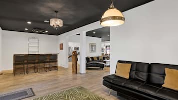 Nhà gỗ, nhiều giường, có thể sử dụng hồ bơi, quang cảnh núi (VC603) | Khu phòng khách | Lò sưởi