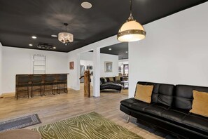 Chalet, Multiple Beds, Pool Access, Mountain View (VC603) | Living area