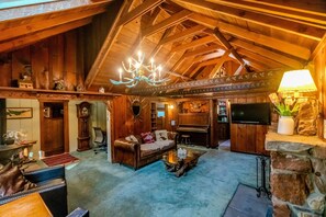 Cabin, Multiple Beds, Hot Tub, Mountain View (VC166) | Living area