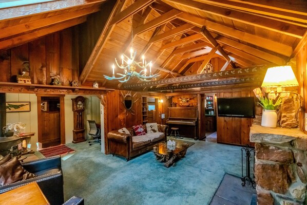 Cabin, Multiple Beds, Hot Tub, Mountain View (VC166) | Living area | Fireplace