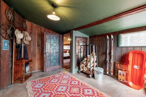 Cabin, Multiple Beds, Hot Tub, Mountain View (VC166) | 3 bedrooms, individually decorated, individually furnished, bed sheets