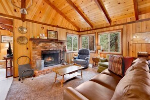 Cabane, plusieurs lits, accès piscine, vue montagne (VC713) | Coin séjour | Cheminée