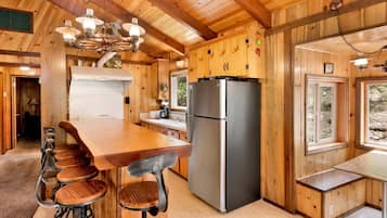 Cabaña, varias camas, acceso a la alberca, vista a la montaña (VC713) | Cocina privada | Cafetera y tetera