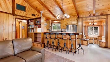 Cabaña, varias camas, acceso a la alberca, vista a la montaña (VC713) | Interior