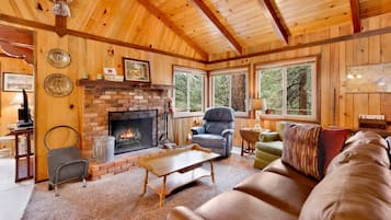 Cabaña, varias camas, acceso a la alberca, vista a la montaña (VC713) | Área de sala de estar | Chimenea
