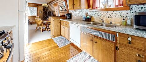 Cabin, Multiple Beds, Pool Access, Mountain View (VC124) | Private kitchen