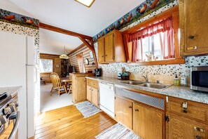 Cabin, Multiple Beds, Pool Access, Mountain View (VC124) | Private kitchen