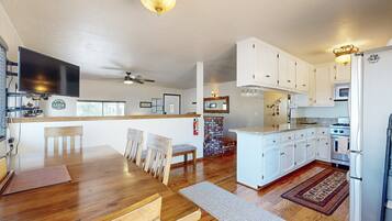 Hytte, flere senger, adgang til basseng, fjellutsikt (VC554) | Individuelt dekorert, individuelt innredet og sengetøy