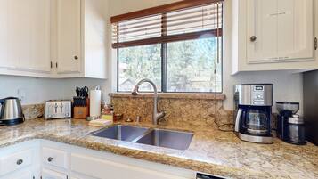 Hytte, flere senger, adgang til basseng, fjellutsikt (VC554) | Eget kjøkken | Kaffetrakter/tekoker