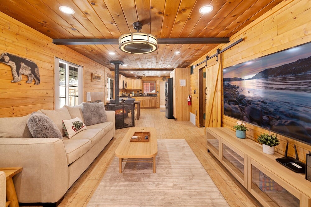 Lily's Bear Cabin #2544