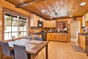 Cabin, nhiều giường, có thể sử dụng hồ bơi, quang cảnh núi (2544) | Bếp riêng | Dụng cụ pha cà phê/trà