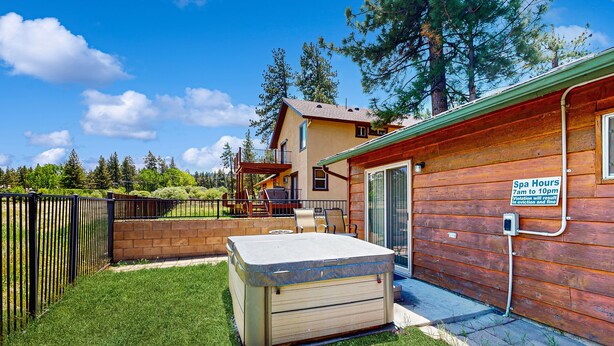 Un espace de bien-être doté d’un jacuzzi et de murs extérieurs en bois.