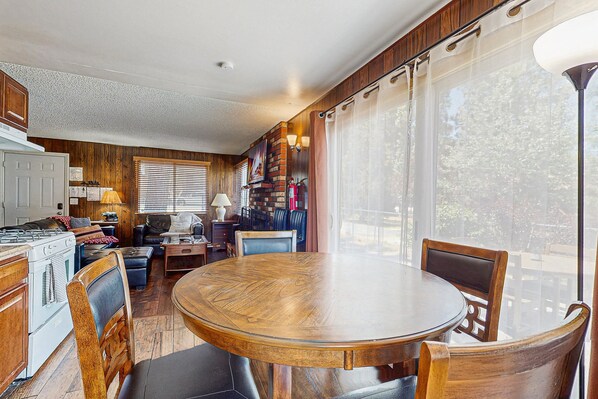 Cabin, 2 Katil Ratu (Queen), Pool Access (VC542) | Dapur peribadi | Pembancuh kopi/teh 