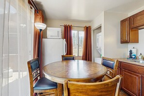 Cabin, 2 Queen Beds, Pool Access (VC542) | Individually decorated, individually furnished, bed sheets - Meadow-front Metcalf Bay Gem #542 (Big Bear Lake)