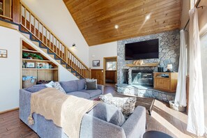 Casa, letti multipli, accesso alla piscina, vista montagna (VC570) | Area soggiorno | Caminetto