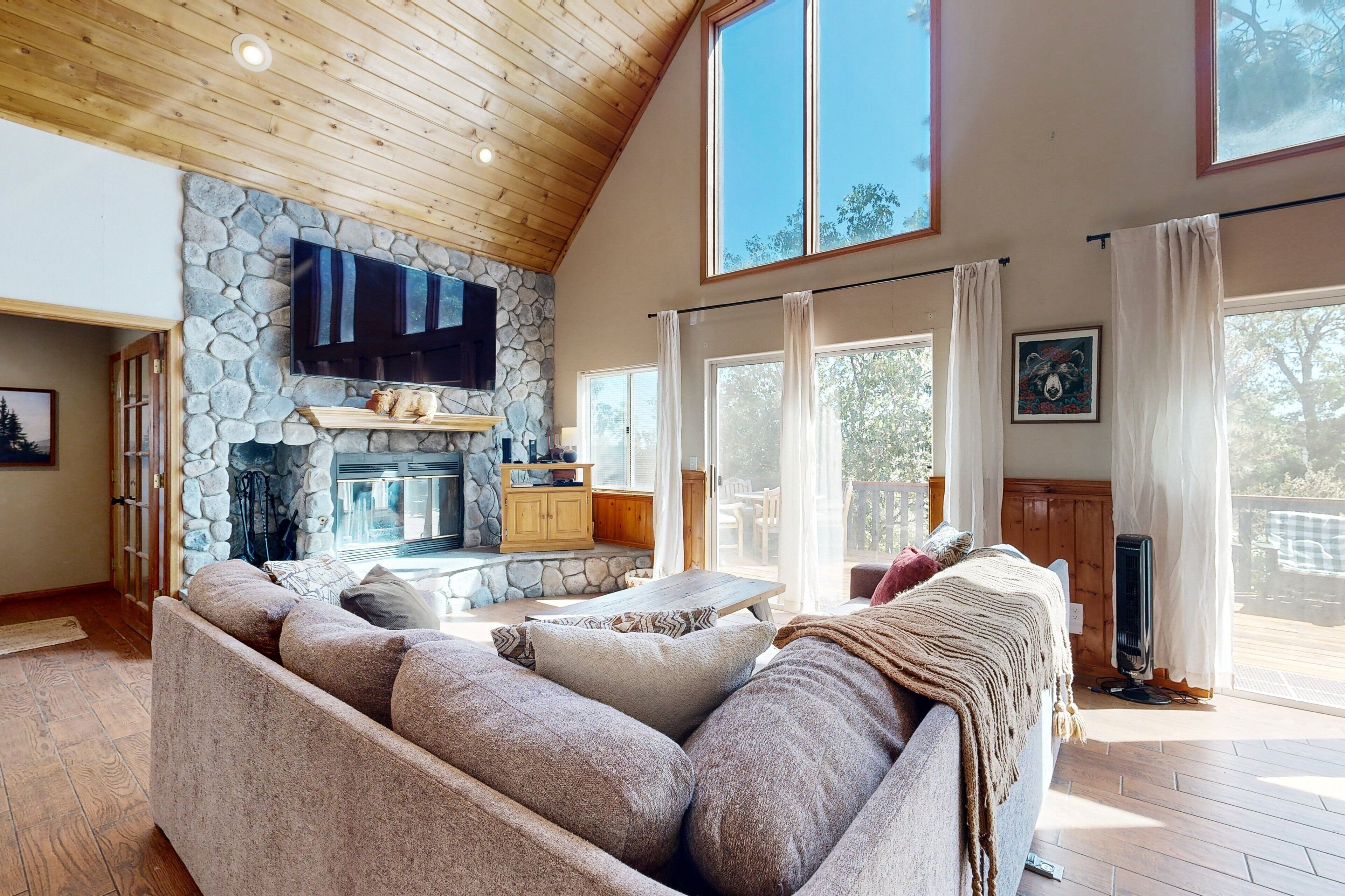 House, Multiple Beds, Pool Access, Mountain View (VC570) | Living area | Fireplace