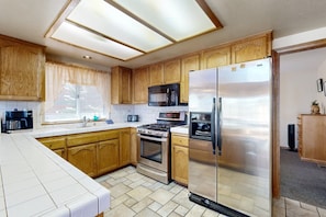 House, Multiple Beds, Pool Access, Mountain View (VC570) | Private kitchen