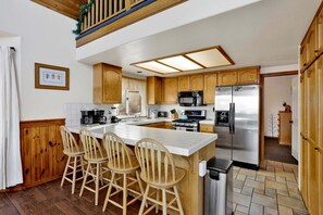 House, Multiple Beds, Pool Access, Mountain View (VC570) | Private kitchen