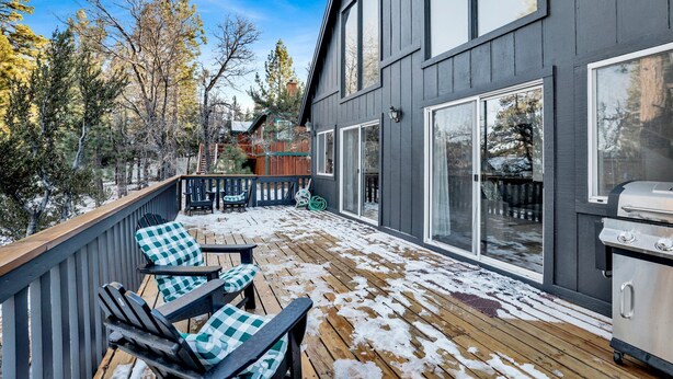 Une terrasse avec coin salon extérieur et espace barbecue.