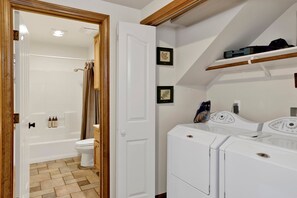 ハウス ベッド (複数台) プールアクセス マウンテンビュー (VC570) | バスルーム | デザイナーバスアメニティ、タオル