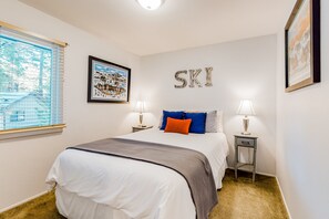 Cabin, Multiple Beds, Pool Access, Mountain View (VC587) | 3 bedrooms, individually decorated, individually furnished, bed sheets