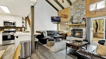 Cabana, várias camas, acesso à piscina, vista para a montanha (VC587) | Área de estar | Lareira