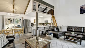 Cabana, várias camas, acesso à piscina, vista para a montanha (VC587) | Área de estar | Lareira