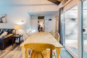 Cabin, Multiple Beds, Pool Access, Mountain View (VC587) | 3 bedrooms, individually decorated, individually furnished, bed sheets