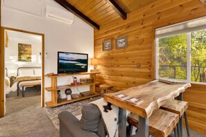 Hytte - flere senge - adgang til pool - bjergudsigt (2560) | Individuelt design, individuel indretning, sengetøj
