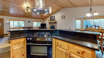 Cabin, Multiple Beds, Hot Tub, Mountain View (VC508) | Private kitchen