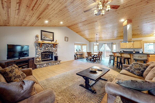 Living area - Peregrine Palace (Big Bear Lake)