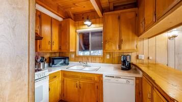 Cabana, várias camas, acesso à piscina, vista para a montanha (VC301) | Cozinha privada | Cafeteira/chaleira