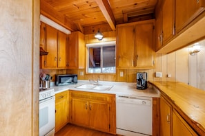 Kabin, Beberapa Tempat Tidur, akses ke kolam renang, pemandangan gunung (VC301) | Dapur pribadi | Mesin pembuat kopi/teh