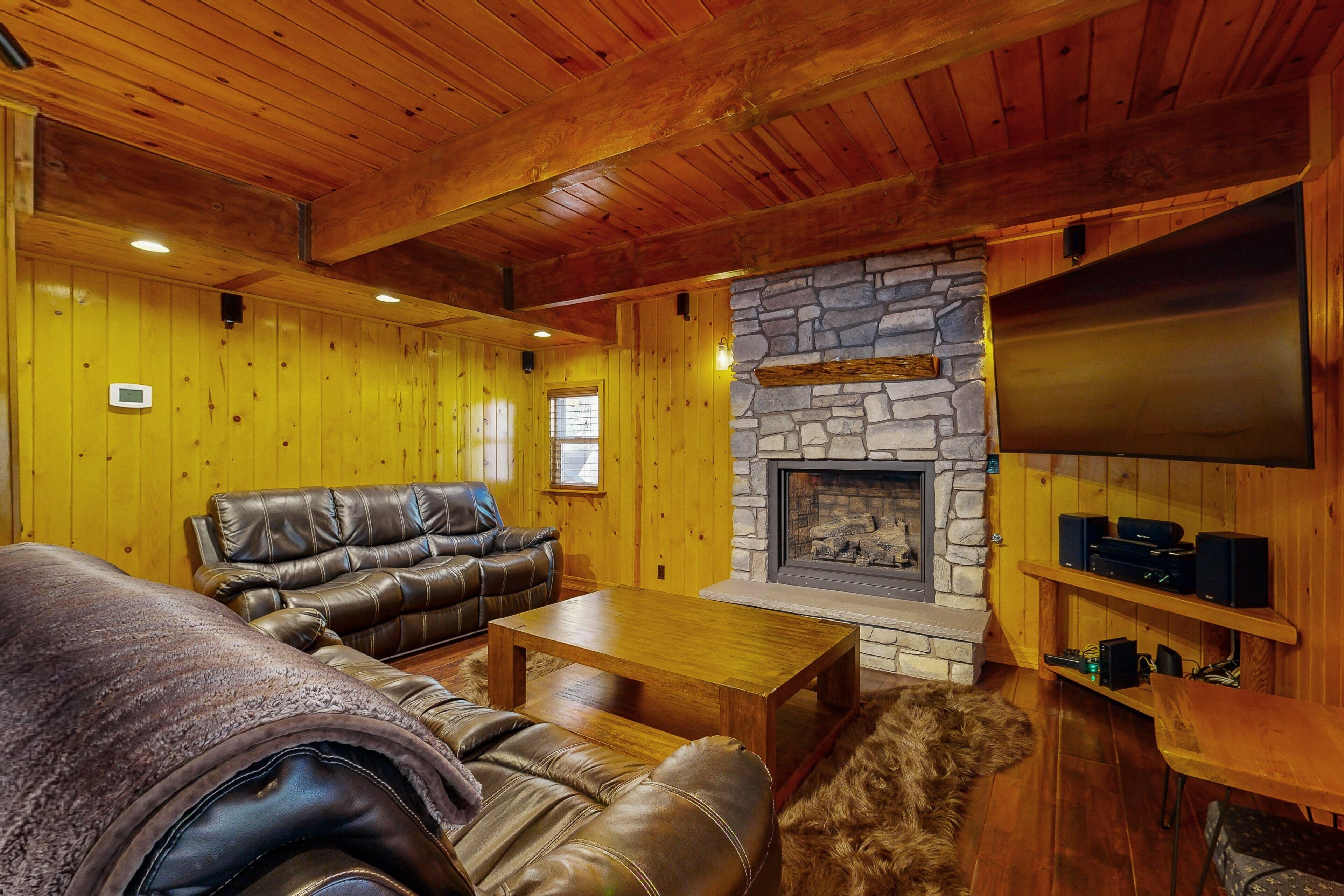Cabana, várias camas, acesso à piscina, vista para a montanha (VC709) | Área de estar | Lareira