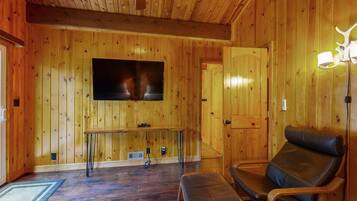 Cabaña, varias camas, acceso a la piscina, vistas a la montaña (VC709) | Zona de estar | Una chimenea