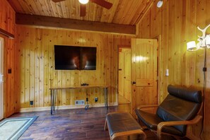 Cabaña, varias camas, acceso a la piscina, vistas a la montaña (VC709) | Zona de estar | Una chimenea