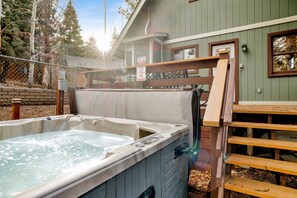 Outdoor spa tub - Quiet Cabin #564 (Big Bear Lake)