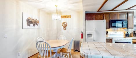 Kondominium, Beberapa Tempat Tidur, akses ke kolam renang, pemandangan gunung (VC331) | Didekorasi berbeda-beda dan dilengkapi dengan perabotan berbeda-beda