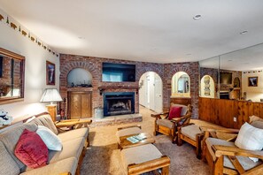Appart'hôtel, plusieurs lits, accès piscine, vue montagne (VC331) | Coin séjour | Cheminée