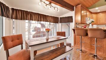 Cabaña, varias camas, acceso a la alberca, vista a la montaña (2538) | Decoración personalizada, muebles diferentes y ropa de cama