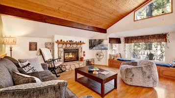 Cabana, várias camas, acesso à piscina, vista para a montanha (2538) | Área de estar | Lareira