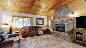 Stuga - flera sÀngar - tillgÄng till pool - utsikt mot bergen (VC708) | Vardagsrum | Eldstad