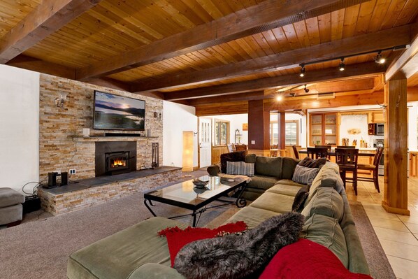 Kulübe, Birden Çok Yatak, Havuz Kullanımı, Dağ Manzaralı (VC445) | Oturma alanı | Şömine 