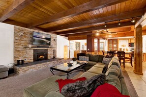 Hytte, flere senger, adgang til basseng, fjellutsikt (VC445) | Oppholdsområde | Peis