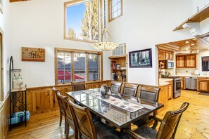 Decoración personalizada, muebles diferentes y ropa de cama 