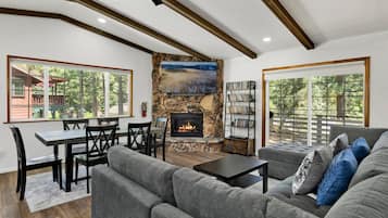 Ferienhütte, Mehrere Betten, Poolzugang, Bergblick (2568 ) | Wohnbereich | Kamin