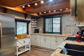 Baita, letti multipli, accesso alla piscina, vista montagna (2552) | Cucina privata | Macchina per tè/caffè