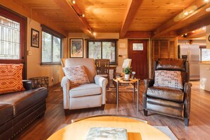 キャビン ベッド (複数台) プールアクセス マウンテンビュー (2552) | リビング エリア | 暖炉